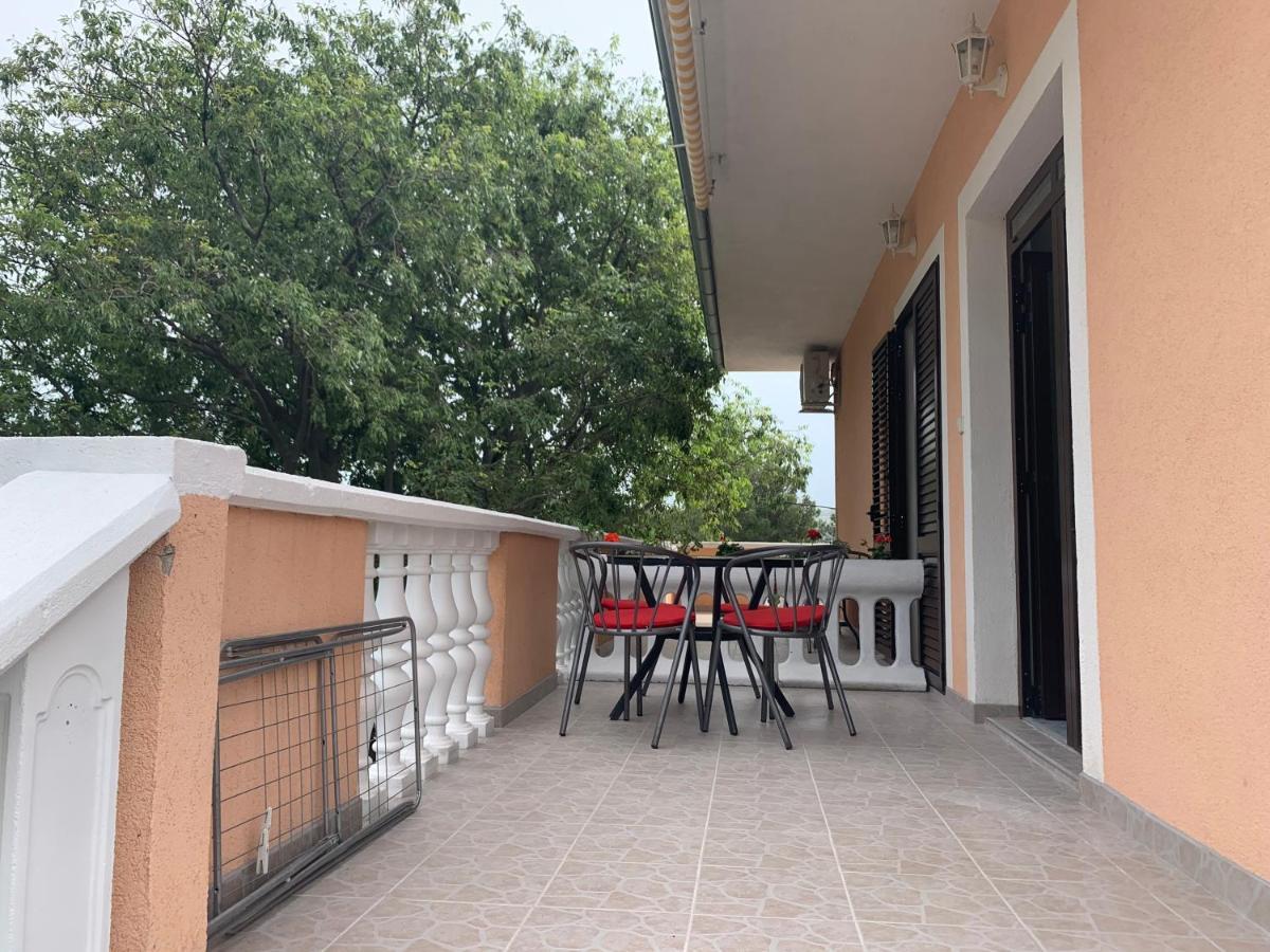Apartmani Spomenka Seline Exterior photo
